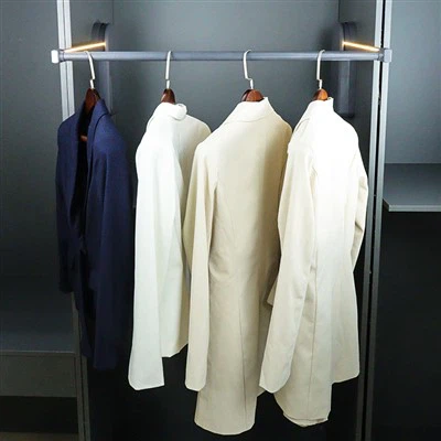 Sjálfvirkt lyftandi fatahengi úr málmi